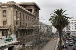 Image du Maroc Professionnelle de  L'hôtel Lincoln (immeuble Bossonneau) un des premiers bâtiment de 4 niveaux du boulevard de la gare (actuel boulevard Mohammed V) à Casablanca est abandonné aux intempéries depuis plusieurs années, un échafaudage est en cours d'installation contre la façade. Petit à petit L’hôtel Lincoln quitte ce monde. Construit par des matériaux poreux et sans étanchéité au début du 20e siècle. Déjà en 1989 suite aux accidents qui ont causé des morts et plusieurs blessés, le bâtiment a été vidé avec cessation de toute activités des commerces et cafés, Lundi 6 Juillet 2009. (Photo / Abdeljalil Bounhar) 